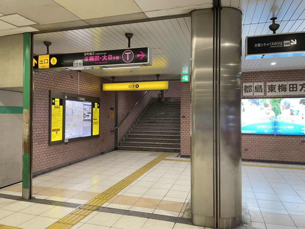 ②大阪メトロ谷町線谷町九丁目駅の改札近くまで来ると５番出口があるのでそれをのぼります。