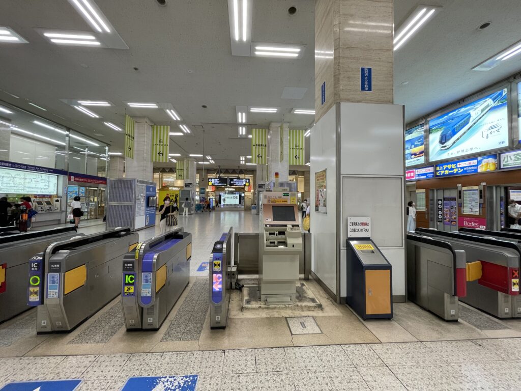 ①大阪上本町駅の地下改札を出て、そのまま大阪メトロ谷町線方面に歩いていきます。